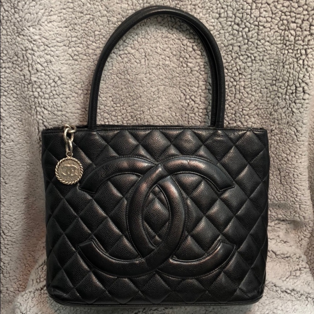 CHANEL Vintage Médallion Caviar Leather Tote Bag